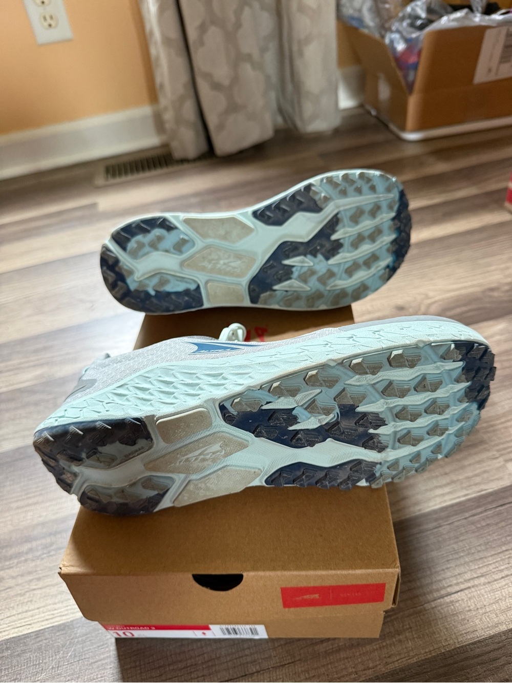 Altra Outroad 3 Trail Shoes Women's 10 Like New! - Picture 5 of 6
